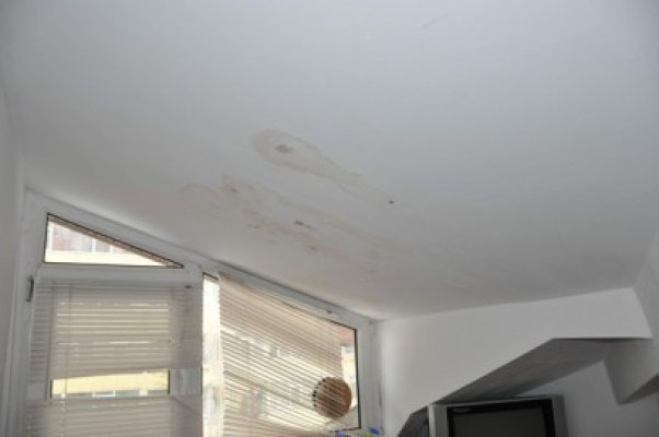 Clădirea Asociaţiei Nevăzătorilor a rămas tot fără acoperiş